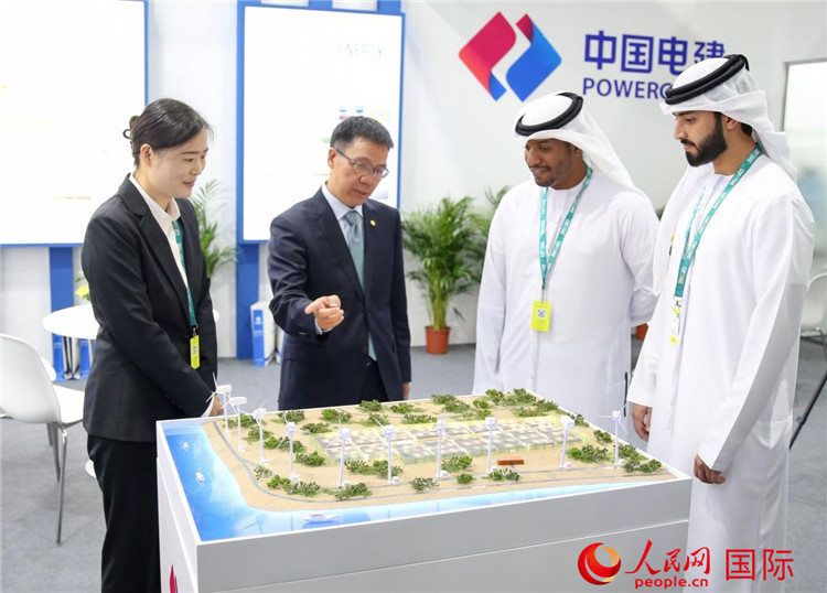 訪客在中國電建展臺參觀風電項目沙盤。人民網(wǎng) 塔里克·易卜拉欣攝
