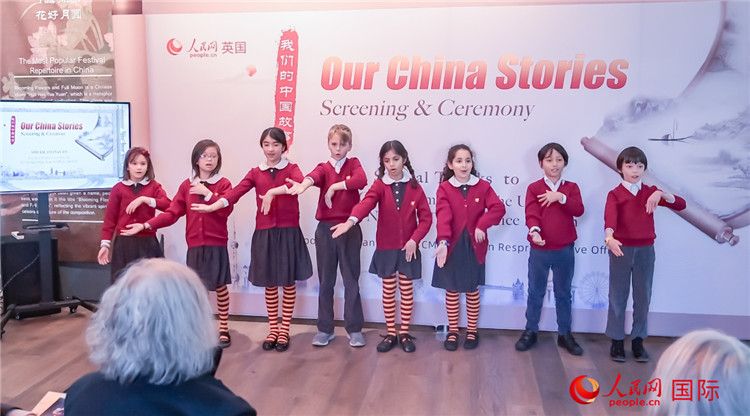 肯辛頓韋德預(yù)備學(xué)校小學(xué)生表演。人民網(wǎng) 郭錦標(biāo)攝