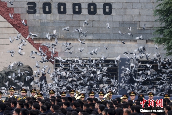 12月13日是第十個(gè)南京大屠殺死難者國(guó)家公祭日。當(dāng)天上午，南京大屠殺死難者國(guó)家公祭儀式在侵華日軍南京大屠殺遇難同胞紀(jì)念館舉行。圖為國(guó)家公祭儀式現(xiàn)場(chǎng)。<a target='_blank' href='/'><p  align=