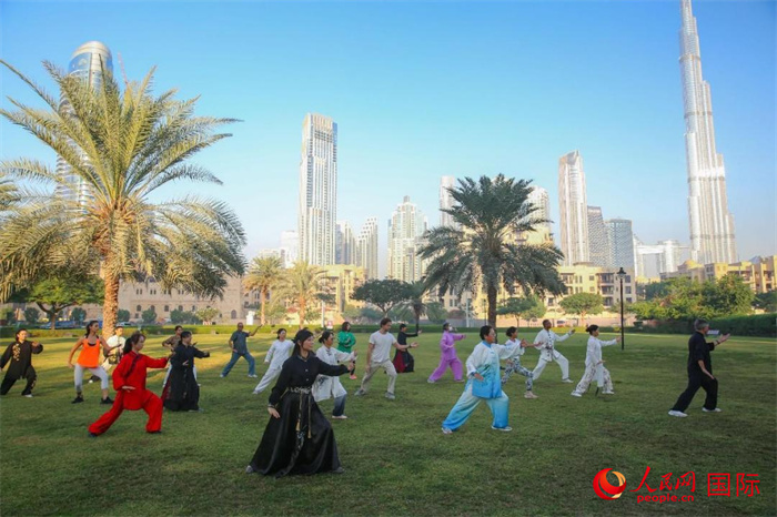 迪拜民眾在練習(xí)太極拳。人民網(wǎng) 塔里克·易卜拉欣攝