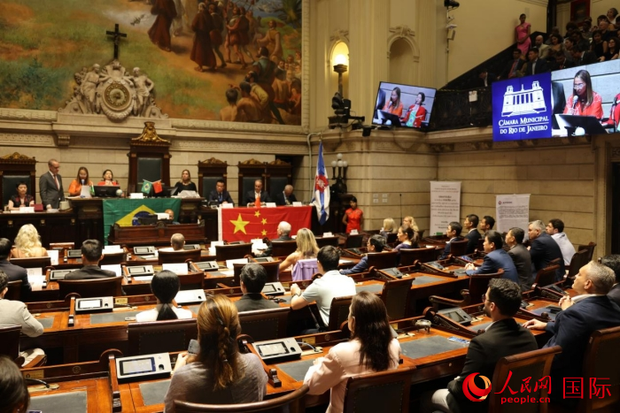 當(dāng)?shù)貢r(shí)間12月15日晚，巴西里約熱內(nèi)盧市議會(huì)在議會(huì)大廳舉行隆重儀式，向一批為推動(dòng)巴西和中國(guó)友好合作做出突出貢獻(xiàn)的機(jī)構(gòu)、團(tuán)體和個(gè)人授予“杰出貢獻(xiàn)獎(jiǎng)”。人民網(wǎng)記者 時(shí)元皓攝