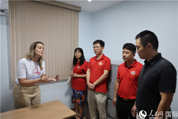 王尉育等人參觀并了解協(xié)會(huì)活動(dòng)場(chǎng)所及設(shè)施。人民網(wǎng)記者 時(shí)元皓攝