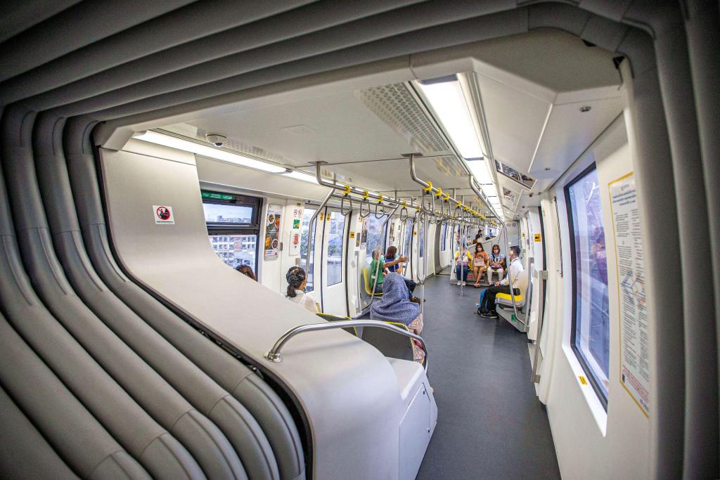 9月14日，乘客在泰國曼谷搭乘“黃線”列車。泰國曼谷是世界著名旅游目的地之一，當(dāng)?shù)厝税堰@座城市的高架軌道交通系統(tǒng)稱為“曼谷天鐵”。2023年下半年，由位于安徽蕪湖的中車浦鎮(zhèn)阿爾斯通運(yùn)輸系統(tǒng)公司生產(chǎn)并提供的單軌道列車“天鐵黃線”在曼谷正式運(yùn)營，11月同樣由該公司生產(chǎn)并提供列車的“天鐵粉線”也在曼谷開始試運(yùn)行?！爸袊窃臁睆闹袊徍淼教﹪龋屄冉寂c市中心的連接更為緊密，豐富城市面貌的同時，也為當(dāng)?shù)匕l(fā)展注入新活力。（新華社記者王騰攝）