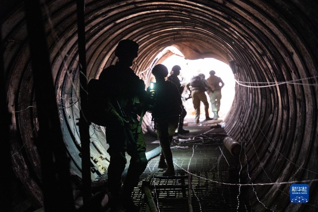 這張以色列國防軍12月17日發(fā)布的照片顯示，以軍地面部隊在加沙地帶發(fā)現(xiàn)一處大型地下隧道。新華社發(fā)