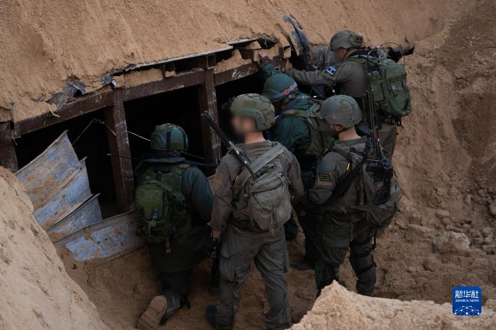 這張以色列國防軍12月17日發(fā)布的照片顯示，以軍地面部隊在加沙地帶發(fā)現(xiàn)一處大型地下隧道。新華社發(fā)