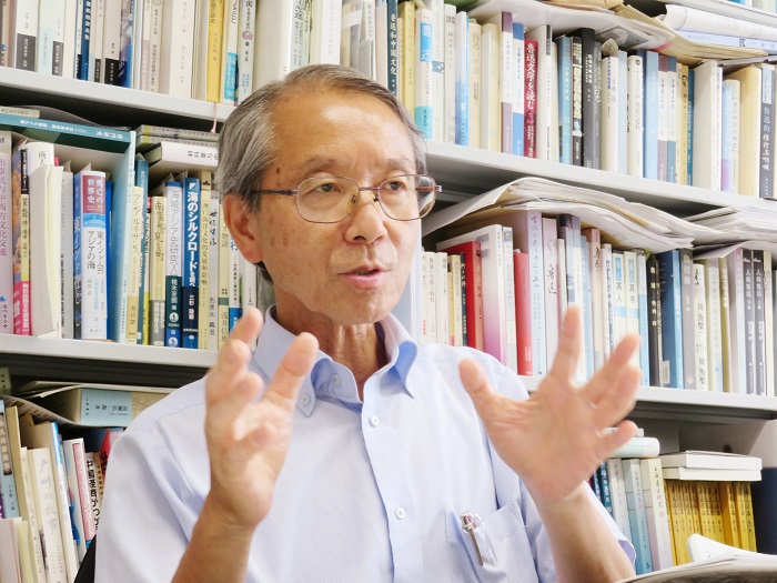 日本創(chuàng)價大學(xué)教授高橋強(qiáng)接受人民網(wǎng)采訪。（視頻截圖）