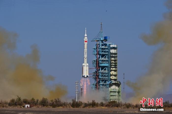資料圖：北京時間2023年10月26日11時14分，搭載神舟十七號載人飛船的長征二號F遙十七運載火箭在酒泉衛(wèi)星發(fā)射中心點火發(fā)射。汪江波 攝