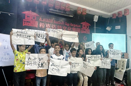 學(xué)著用中文書寫自己姓名的埃及兒童們。埃及?？诉~特文化集團(tuán)供圖