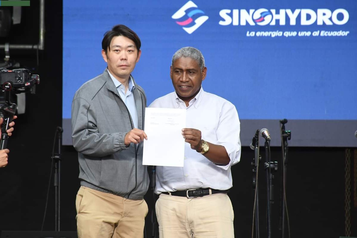中國電建厄瓜多爾國別代表白納（左）代表中國電建向厄瓜多爾埃爾查科市康復中心捐贈了一批康復器材，埃爾查科市市長奧斯卡·德拉克魯斯·卡瓦蒂霍（右）對中國企業(yè)的善舉表示感謝。中國電建厄瓜多爾代表處供圖
