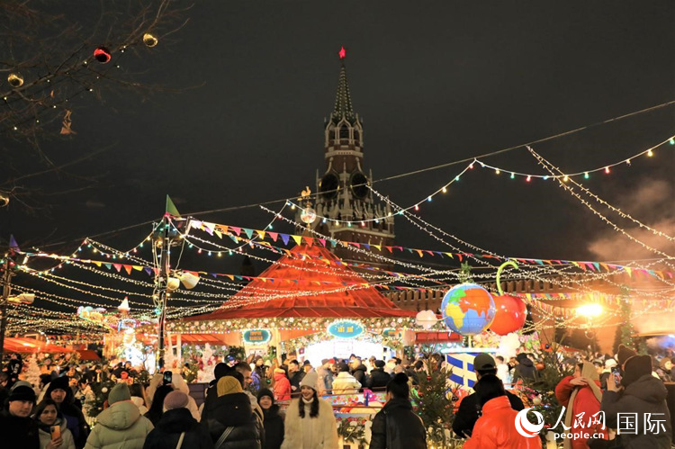 位于莫斯科紅場中央的“古姆”新年集市。人民網(wǎng)記者 隋鑫攝