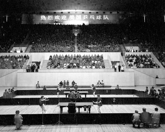圖為1971年4月13日，中華全國體育總會舉行歡迎儀式，歡迎前來中國進行訪問的美國乒乓球代表團。中美兩國乒乓球運動員在北京首都體育館進行了友誼比賽。新華社發(fā)