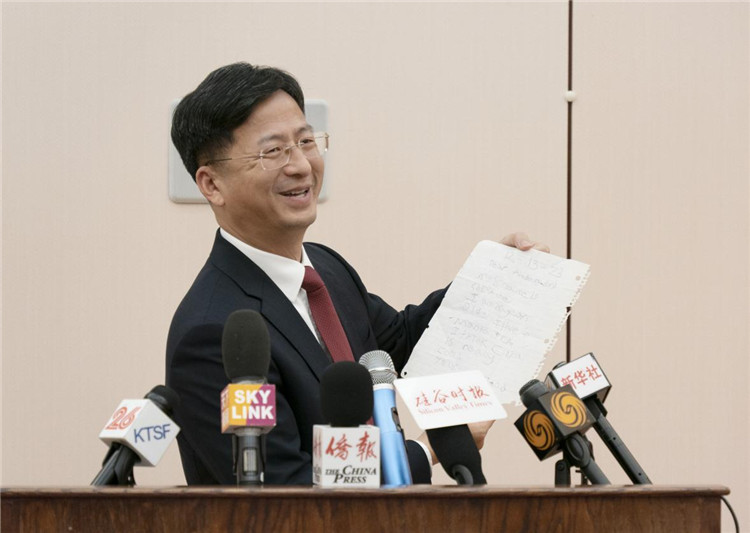 張建敏總領(lǐng)事向媒體展示領(lǐng)區(qū)小學(xué)生來(lái)信。中國(guó)駐舊金山總領(lǐng)館供圖