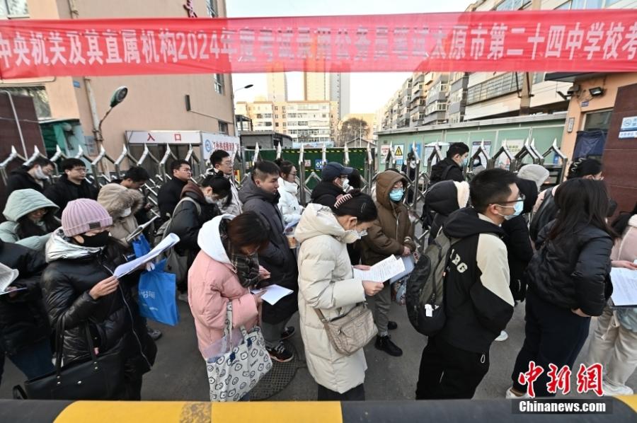 2023年11月26日，山西省太原市，考生步入考場。當(dāng)日，中央機關(guān)及其直屬機構(gòu)2024年度考試錄用公務(wù)員公共科目筆試開考。<a target='_blank' href='/'><p  align=
