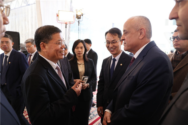李永明同埃及住房部副部長會談交流。主辦方供圖