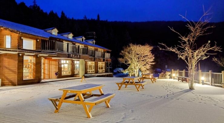 位在宜蘭縣內的太平山森林游樂區(qū)23日凌晨開始下雪，園區(qū)翠峰山屋前一片雪白。圖片來源：臺灣“中央社”。