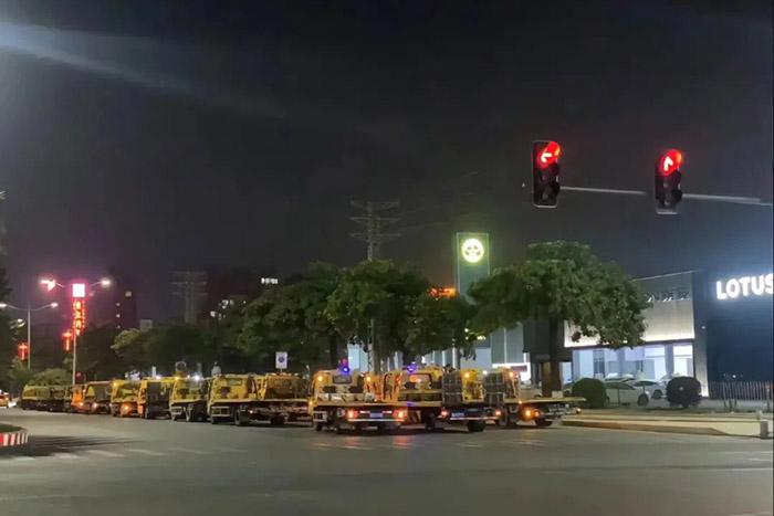 有多輛拖車出現(xiàn)在東莞寮步汽車城門口。視頻截圖