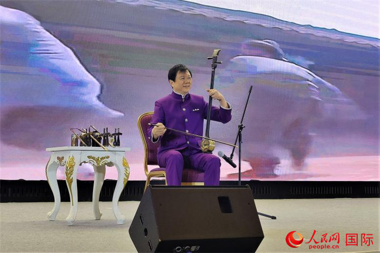 二胡演奏家、國家一級演員王之輝演奏《新春樂》。人民網(wǎng)記者 于宏建攝