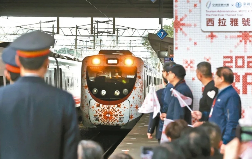 圖為彩繪列車“SIRAYA西拉雅號”。圖片來源：臺灣《聯(lián)合報》侯永全攝