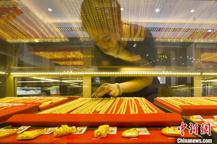 山西省太原市，一商場(chǎng)工作人員整理黃金飾品。