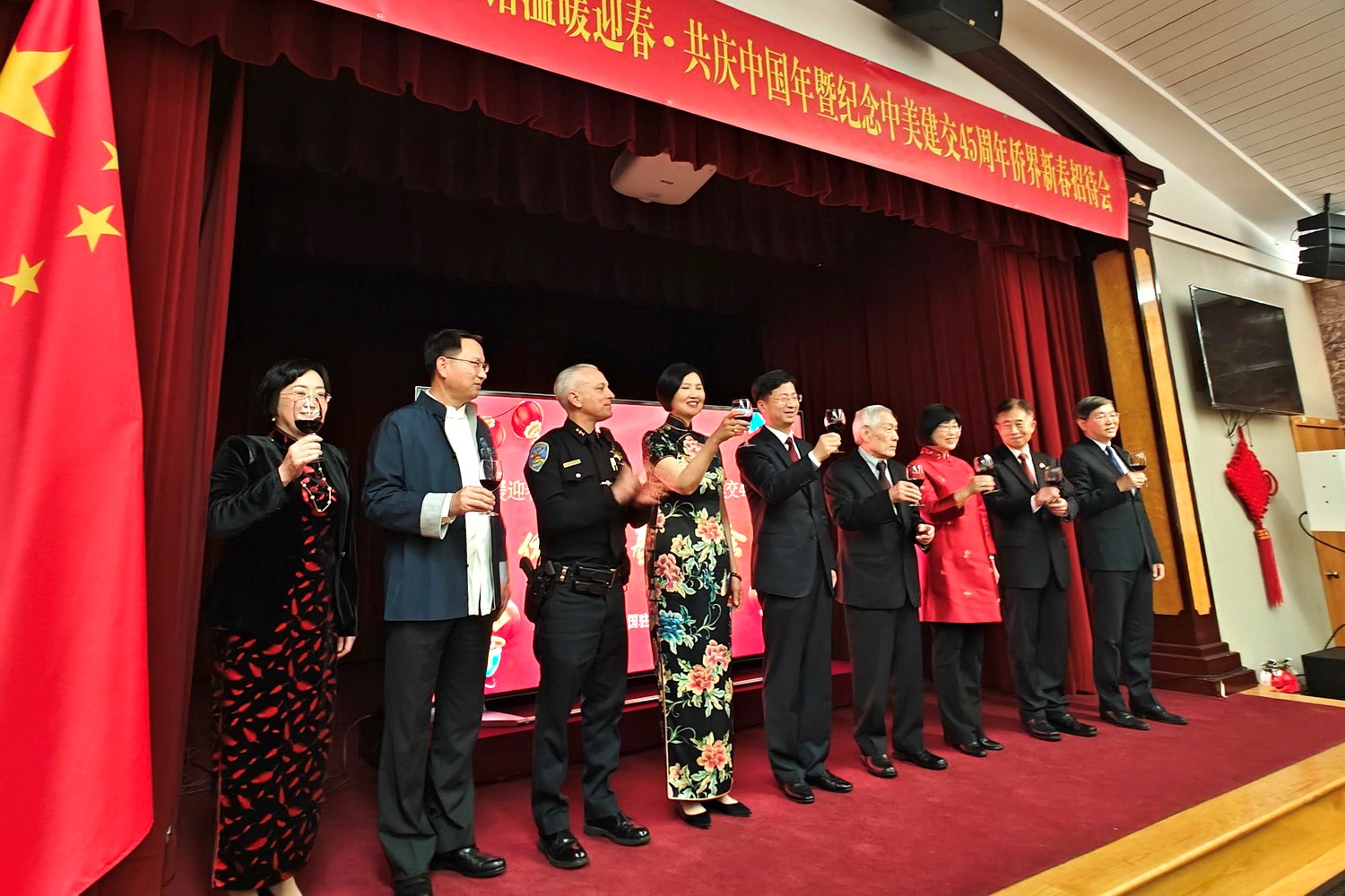 僑胞代表與駐舊金山總領(lǐng)館官員合影。主辦方供圖