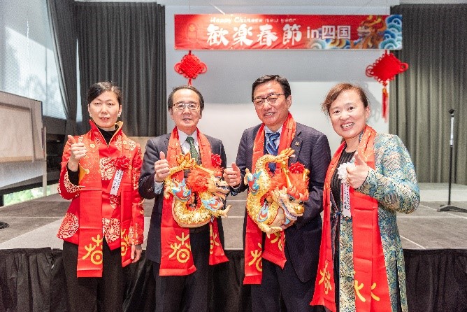向池田知事、大西市長(zhǎng)贈(zèng)送“歡樂(lè)春節(jié)“吉祥龍。從左到右為魏有美副總領(lǐng)事、池田豊人知事、大西秀人市長(zhǎng)、馬曉琛主任。中國(guó)駐大阪旅游辦事處供圖