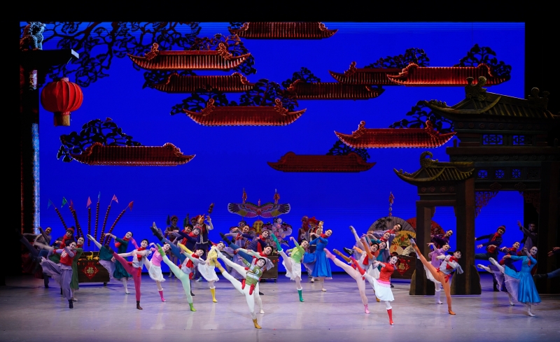 1月26日晚，中央芭蕾舞團(tuán)賀歲芭蕾舞劇《過年》作為開幕演出，亮相阿布扎比國際藝術(shù)節(jié)，圖為劇照。中央芭蕾舞團(tuán)供圖