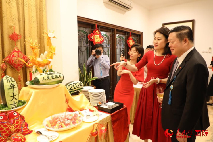 中國駐東盟大使侯艷琪（右二）同東盟秘書長高金洪（右一）欣賞食雕。人民網(wǎng)記者 曹師韻攝