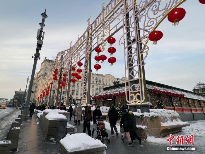 當(dāng)?shù)貢r間2月9日，中國農(nóng)歷新年慶?；顒訂觾x式在莫斯科市中心的卡梅爾格爾斯基巷舉行。圖為特維爾大街裝飾的中國大紅燈籠。<a target='_blank' href='/'><p  align=