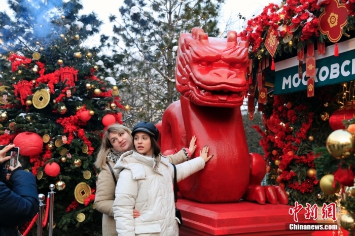 當(dāng)?shù)貢r間2月9日，中國農(nóng)歷新年慶?；顒訂觾x式在莫斯科市中心的卡梅爾格爾斯基巷舉行。中國駐俄大使張漢暉，俄羅斯外交部發(fā)言人扎哈羅娃，以及俄羅斯文化部和莫斯科市政府官員出席。慶祝活動將持續(xù)至18日。圖為當(dāng)?shù)孛癖娫谔鼐S爾廣場與龍雕塑合影。