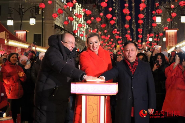 張漢暉、扎哈羅娃、科茲洛夫（從右至左）共同按下活動啟動按鈕。于子恒攝