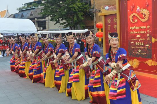 2月10日，演員在泰國曼谷唐人街舉行的“歡樂春節(jié)”活動(dòng)上跳舞。當(dāng)日，泰國“歡樂春節(jié)”文化活動(dòng)在曼谷唐人街舉辦。（新華社發(fā)，拉亨攝）