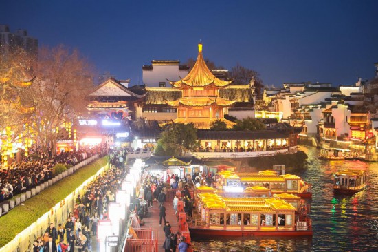2月14日，游客在南京夫子廟景區(qū)賞燈游玩。（新華社發(fā)，蘇陽攝）