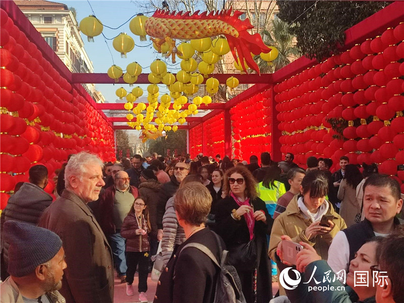 游園會(huì)入口處張燈結(jié)彩，人流如織。人民網(wǎng)記者鄭彬攝