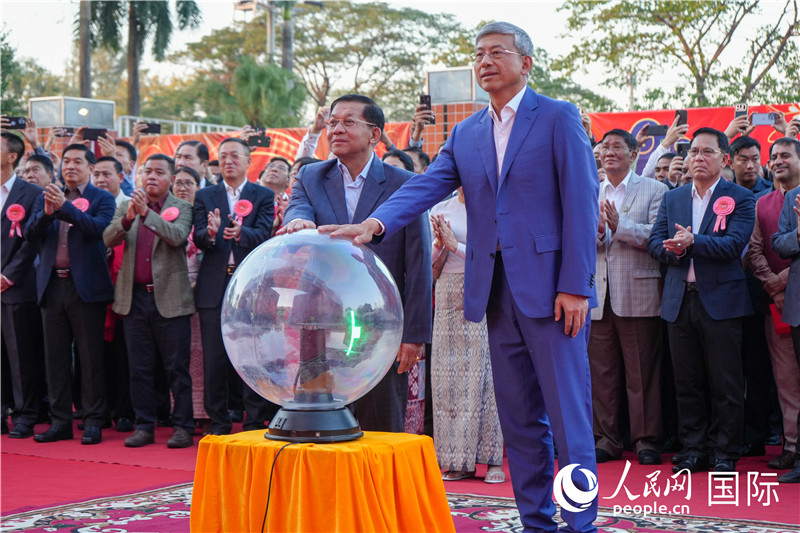 敏昂萊主席和陳海大使在中方援建和改造升級的仰光杜溫納國家體育館前共同按亮水晶球，啟動(dòng)“錦繡唐人街”新春慶典-人民網(wǎng)記者謝佳君攝