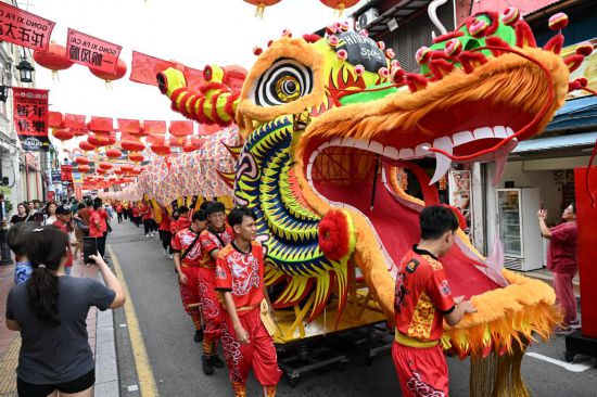 2月1日，由馬來西亞和中國的100多名青少年組成的舞龍隊(duì)在馬來西亞馬六甲市雞場街上共舞一條近200米的“長龍”。這是活動(dòng)現(xiàn)場的“長龍”。新華社記者程一恒攝