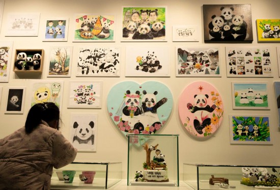 2月20日，一位小朋友在看“福寶”家族的創(chuàng)意作品。新華社記者姚琪琳攝