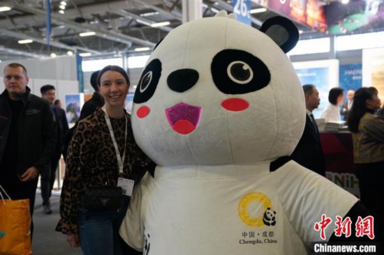 3月5日，2024年柏林國際旅游交易會(ITB)在柏林會展中心拉開帷幕。以“你好！中國”為主題的中國展區(qū)當(dāng)日亮相展會。圖為觀眾與大熊貓人偶合影。中新社記者 馬秀秀 攝
