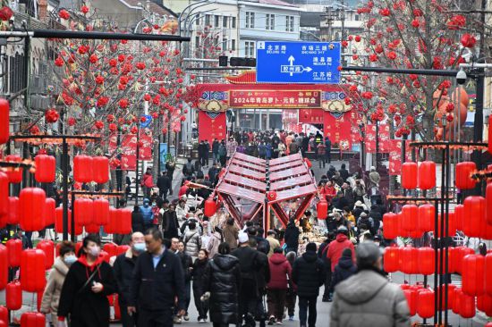 2024年2月18日，游客在2024年青島蘿卜·元宵·糖球會上消費、游玩。新華社記者李紫恒攝