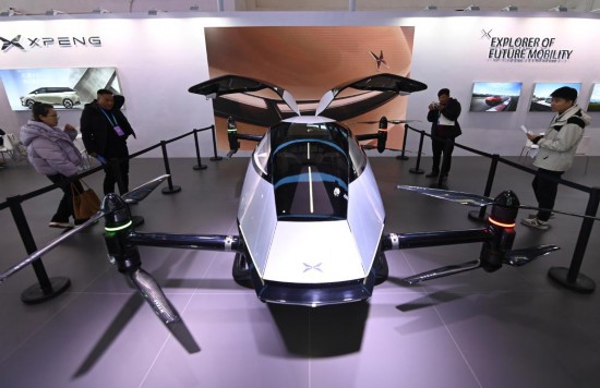 2023年12月1日，在鏈博會智能汽車鏈展區(qū)小鵬汽車展臺，參觀者觀看一臺智能飛行器。新華社記者蔡湘鑫攝