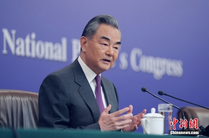 3月7日，十四屆全國(guó)人大二次會(huì)議在北京舉行記者會(huì)，中共中央政治局委員、外交部長(zhǎng)王毅就中國(guó)外交政策和對(duì)外關(guān)系相關(guān)問(wèn)題回答中外記者提問(wèn)。<a target='_blank' href='/'><p  align=