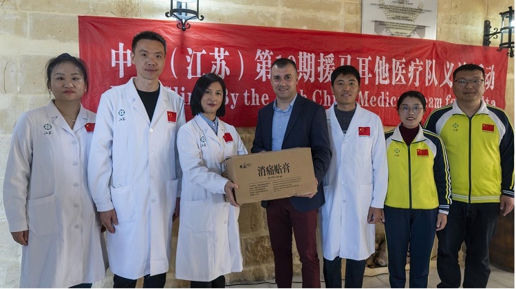 醫(yī)療隊向森格萊爾市捐贈藥膏。中國（江蘇）第19期援馬耳他醫(yī)療隊供圖