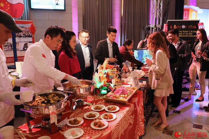 使館工作人員詳細(xì)為現(xiàn)場美食家和來賓講解菜品色香味特點、原料特色、烹制手法及其中蘊含的中華美食文化。人民網(wǎng)記者 李志偉攝
