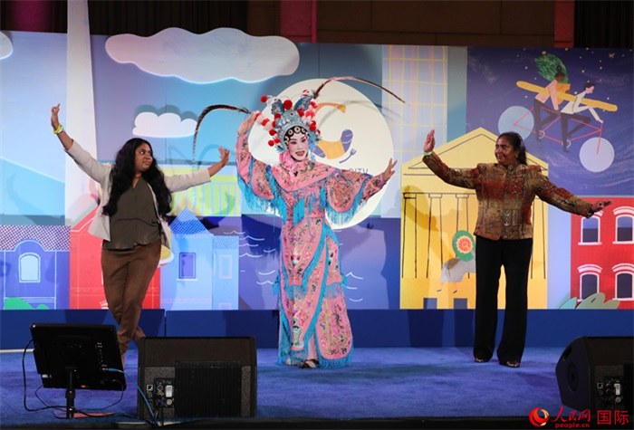 當(dāng)?shù)厝A人京劇社團的青年演員現(xiàn)場表演京劇選段，并與現(xiàn)場觀眾近距離互動。人民網(wǎng)記者 李志偉攝