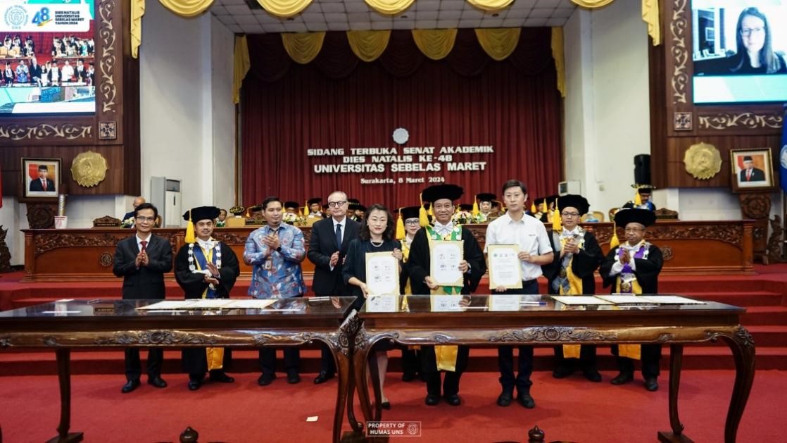 西華大學(xué)、三一一大學(xué)、印尼鋰源新材料有限公司、四川鋰源新能源有限公司四方共同簽署國際合作協(xié)議。印尼三一一大學(xué)孔子學(xué)院供圖