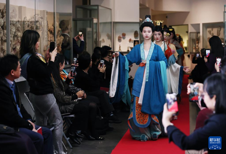 3月13日，在位于法國巴黎的吉美國立亞洲藝術(shù)博物館，模特展示敦煌復(fù)原服飾。新華社記者 高靜 攝