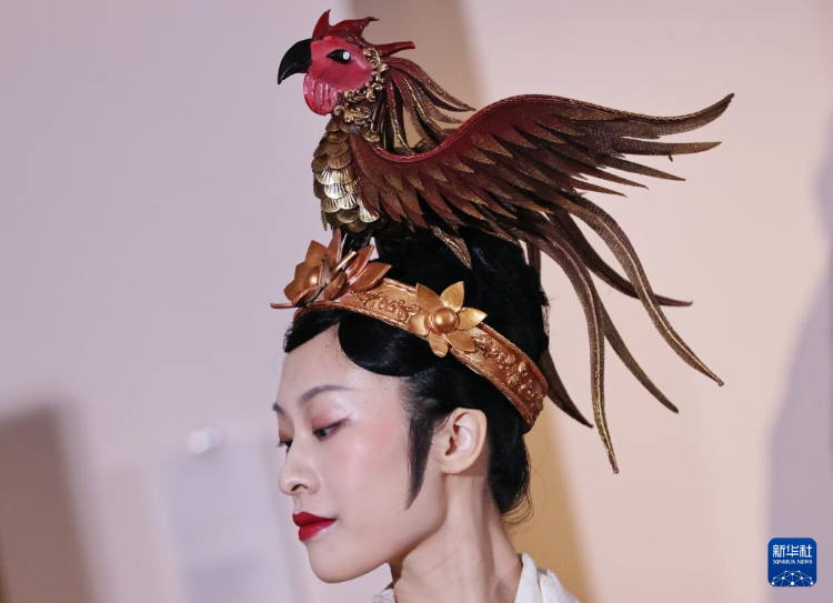 3月13日，在位于法國巴黎的吉美國立亞洲藝術(shù)博物館，模特展示敦煌復(fù)原服飾。新華社記者 高靜 攝