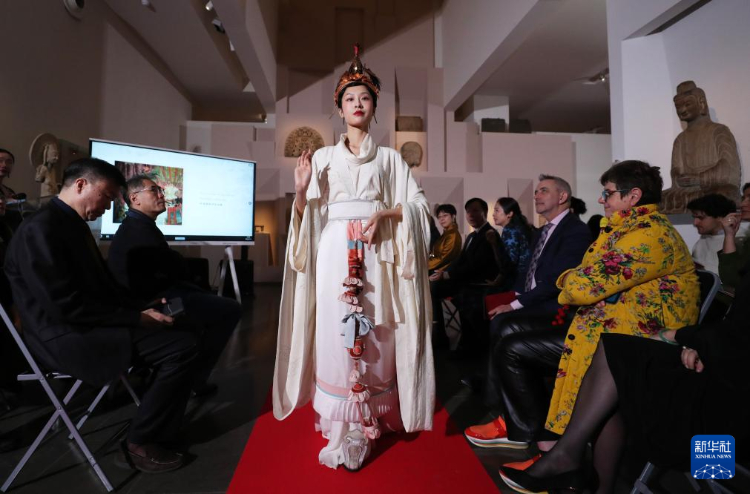 3月13日，在位于法國巴黎的吉美國立亞洲藝術(shù)博物館，模特展示敦煌復(fù)原服飾。新華社記者 高靜 攝