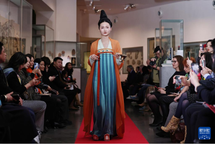 3月13日，在位于法國巴黎的吉美國立亞洲藝術(shù)博物館，模特展示敦煌復(fù)原服飾。新華社記者 高靜 攝