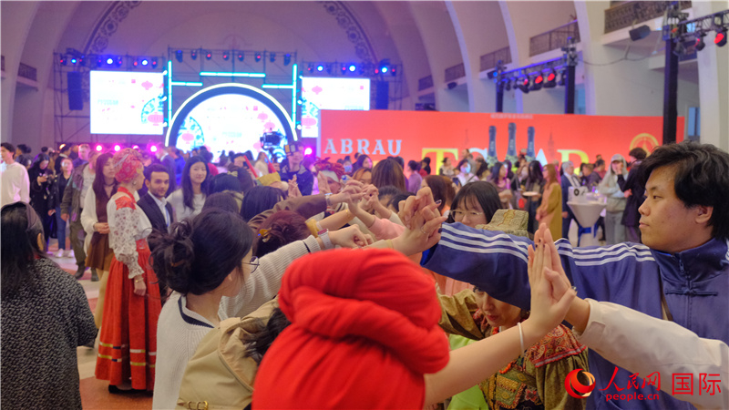 中俄觀眾在現(xiàn)場(chǎng)參與俄羅斯民俗互動(dòng)游戲。人民網(wǎng) 褚夢(mèng)琦攝