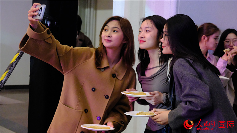 中國觀眾在現(xiàn)場(chǎng)品嘗“謝肉節(jié)”節(jié)日美食——煎薄餅。人民網(wǎng) 褚夢(mèng)琦攝
